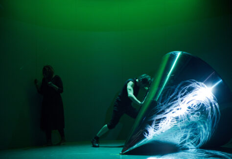 La bouche pleine de terre - crédit photo Elizabeth Carecchio