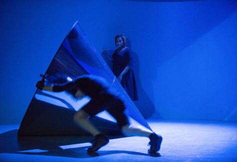 La bouche pleine de terre - crédit photo Elizabeth Carecchio