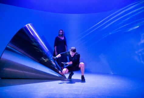 La bouche pleine de terre - crédit photo Elizabeth Carecchio