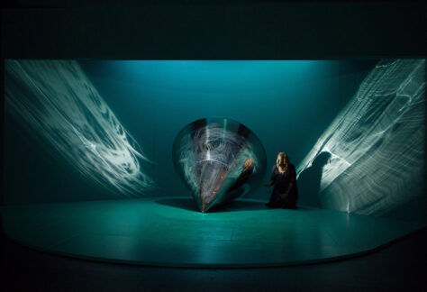 La bouche pleine de terre - crédit photo Elizabeth Carecchio