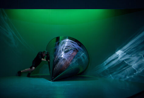 La bouche pleine de terre - crédit photo Elizabeth Carecchio