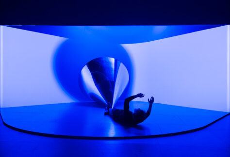 La bouche pleine de terre - crédit photo Elizabeth Carecchio