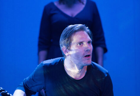 La bouche pleine de terre - crédit photo Elizabeth Carecchio