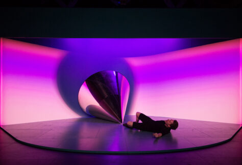 La bouche pleine de terre - crédit photo Elizabeth Carecchio