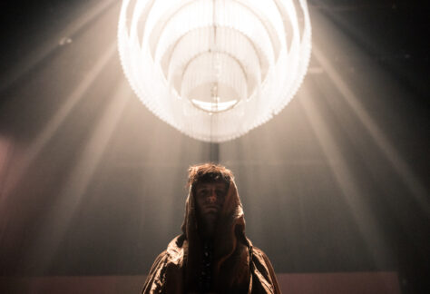 100 millions qui tombent - crédit photo Oscar Chevillard